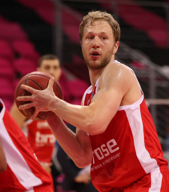 赵杰则更倾 赵杰则更倾